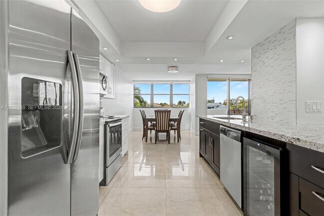 Building Photo - 2017 S Ocean Dr