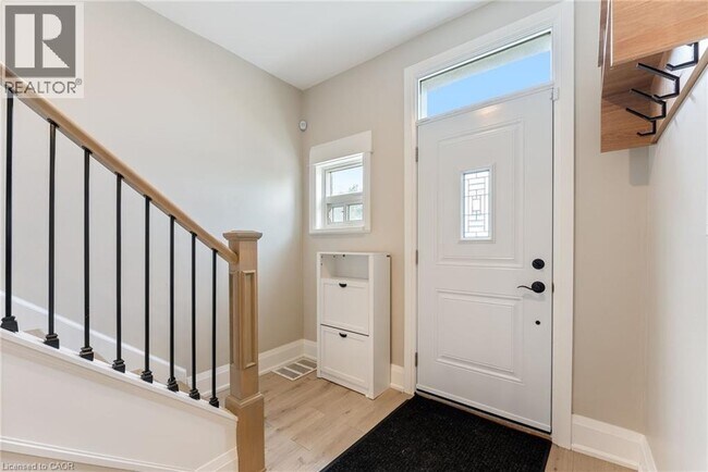 Building Photo - 91 Dundurn St S