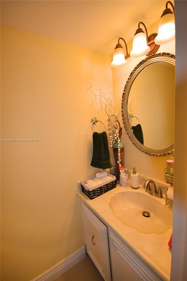 Building Photo - 800 Parkview Dr