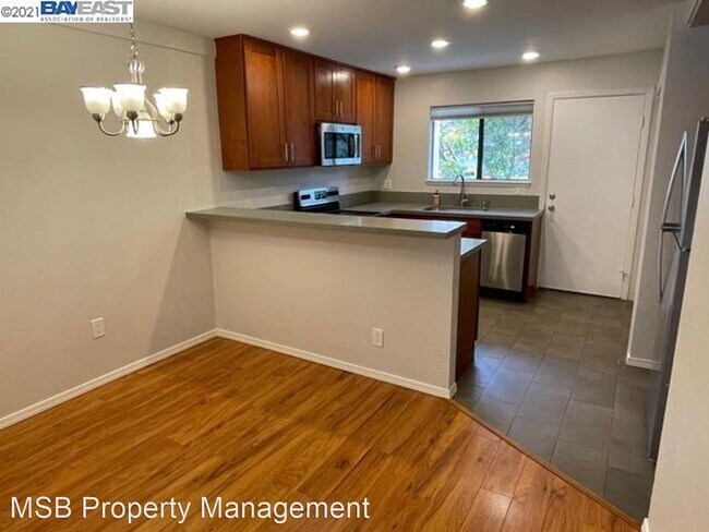 Building Photo - 3 br, 2 bath House - 1140 Detroit Ave. #11
