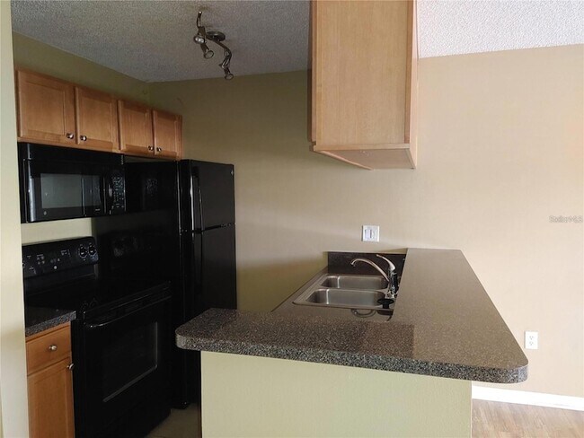Foto del edificio - 215 Lake Brook Cir