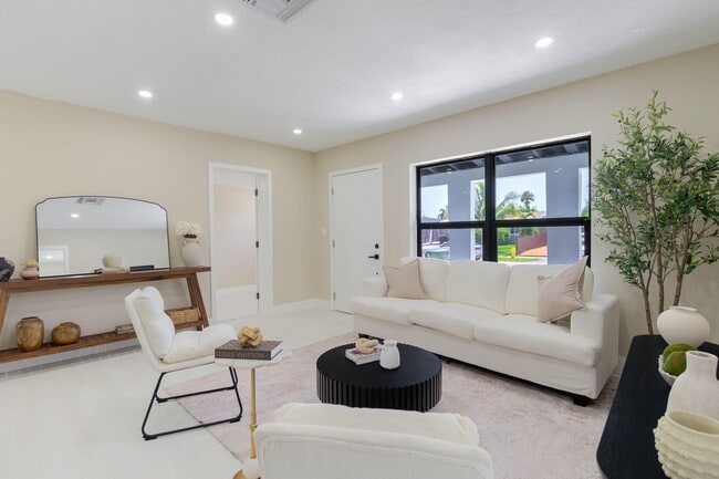 Building Photo - 5409 NE 4th Ave