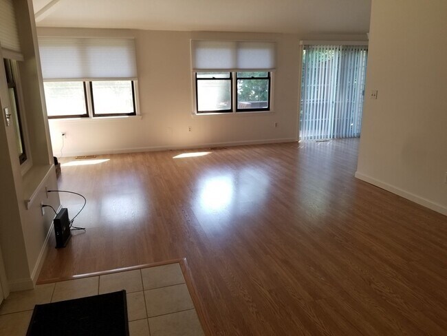 Foto del edificio - 24 E Bluff Rd