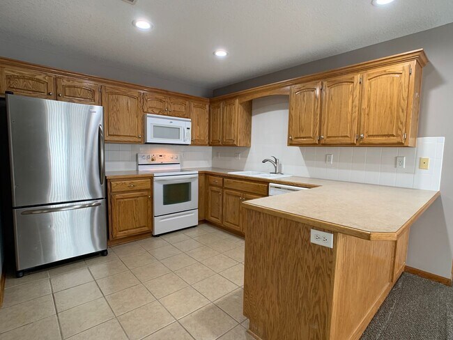 Foto del edificio - Freshly Updated, One Level Ranch, No Steps...