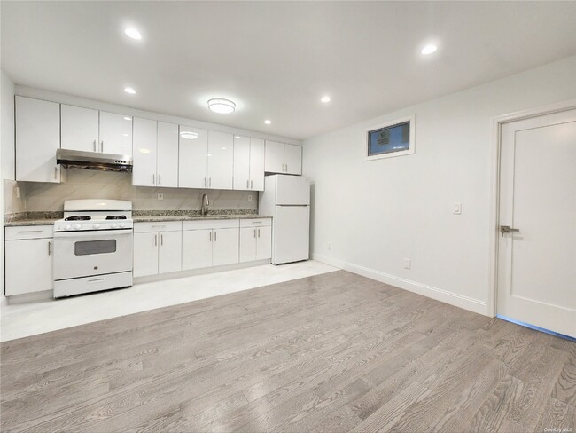 Building Photo - 76-12 Woodside Ave
