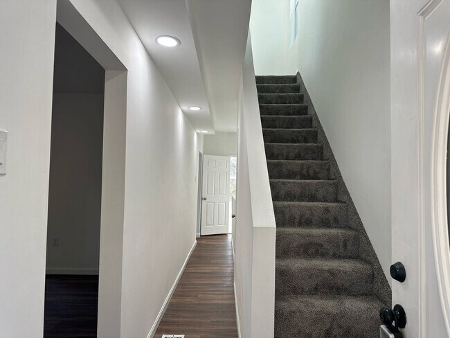 Foto del edificio - 3 br, 2.5 bath House - 417 E Burgess