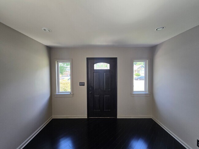 Building Photo - Welcome to this beautifully updated 3-bedr...