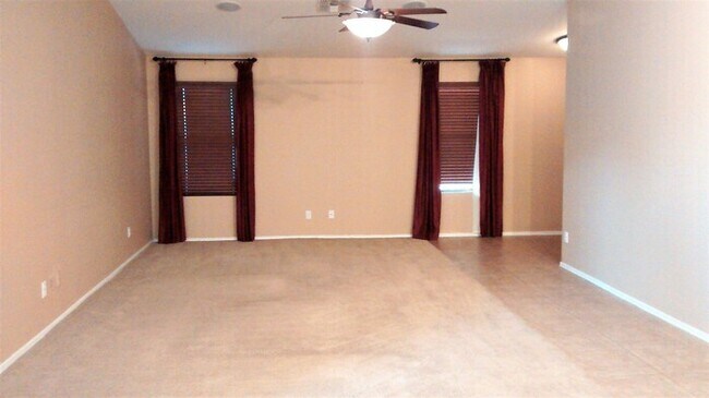 Building Photo - Beautiful Home in Shamrock Estates!