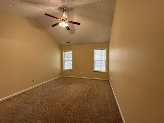 Foto del edificio - Charming 3 Bedroom Home with 2 Full Baths -305 Firethorn Ln.