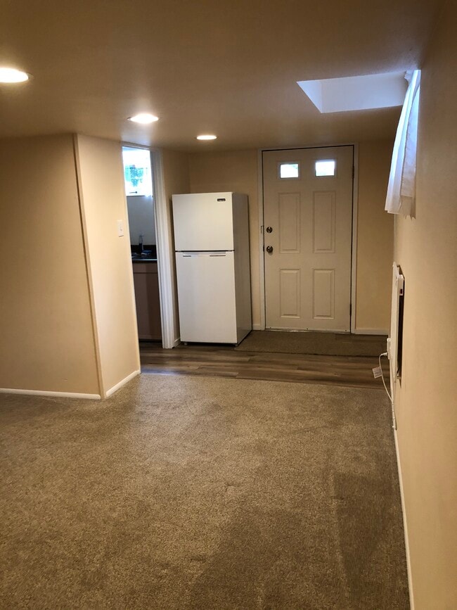 entry - 4402 SW Hill St