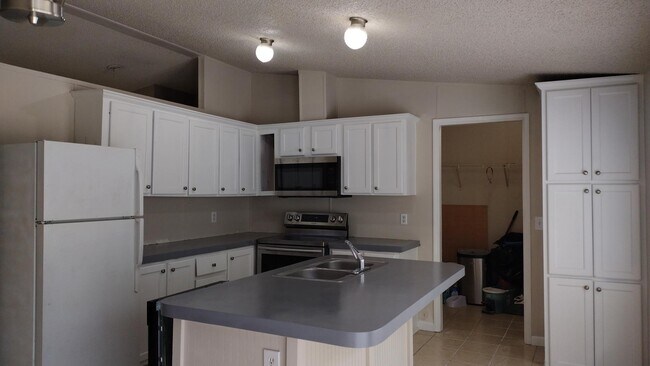 Foto del edificio - 814 Mercedes Benz Ct