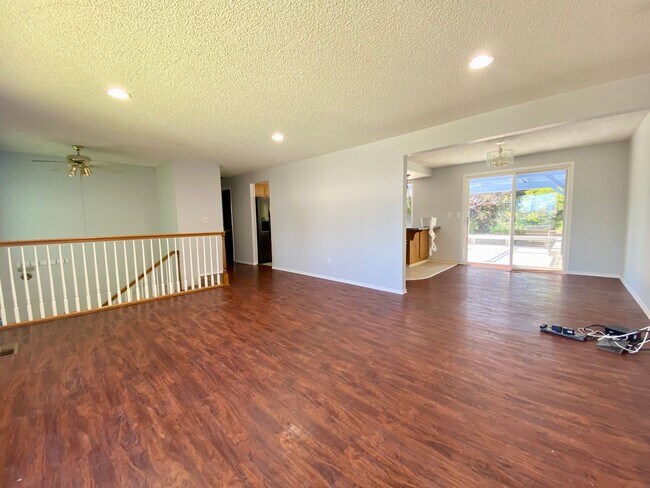 Building Photo - Beautiful Home in Desirable Neighborhood