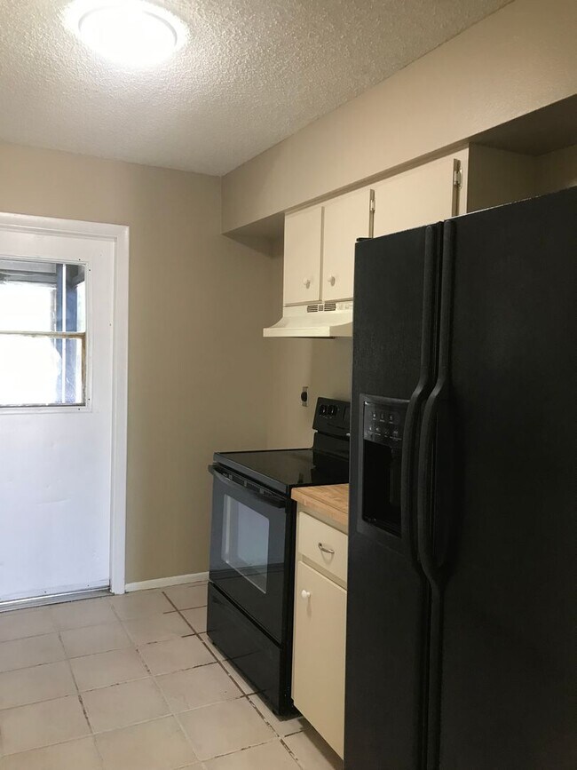 Building Photo - *Annual* 2 Bedroom, Plus extra bonus room,...