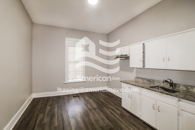 Building Photo - 717 28th St