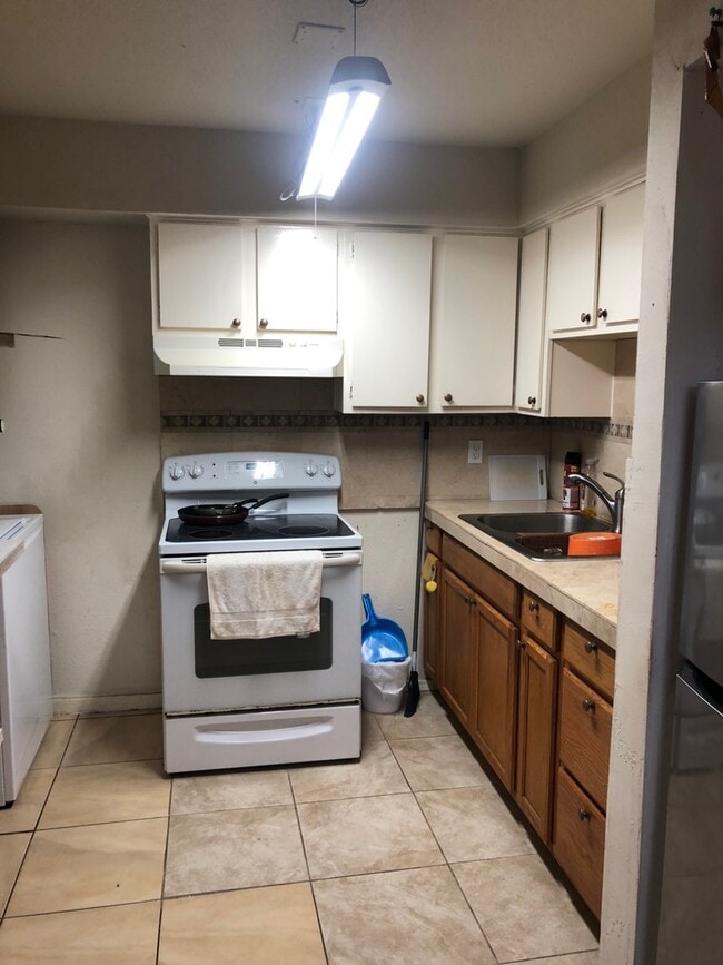 Building Photo - 9350 Country Creek Dr