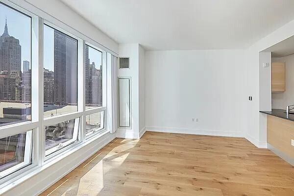Foto principal - 350 W 42nd St