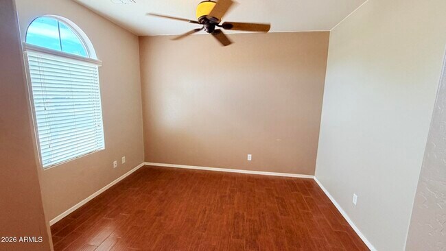 Foto del edificio - 44989 W Woody Rd