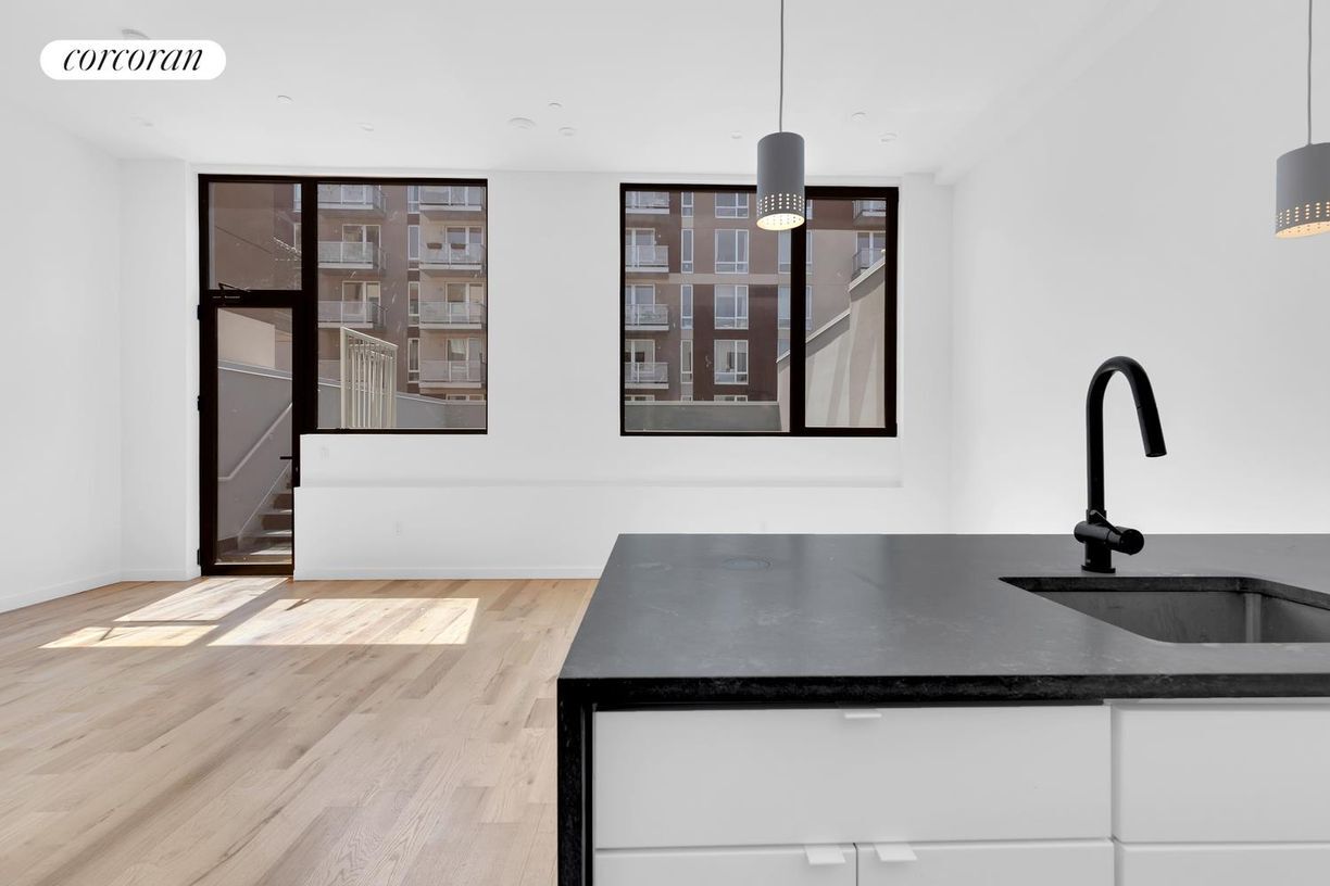 Primary Photo - 210 N 10th St