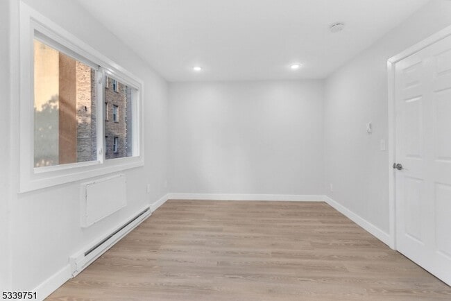 Foto del edificio - 557 S Broad St