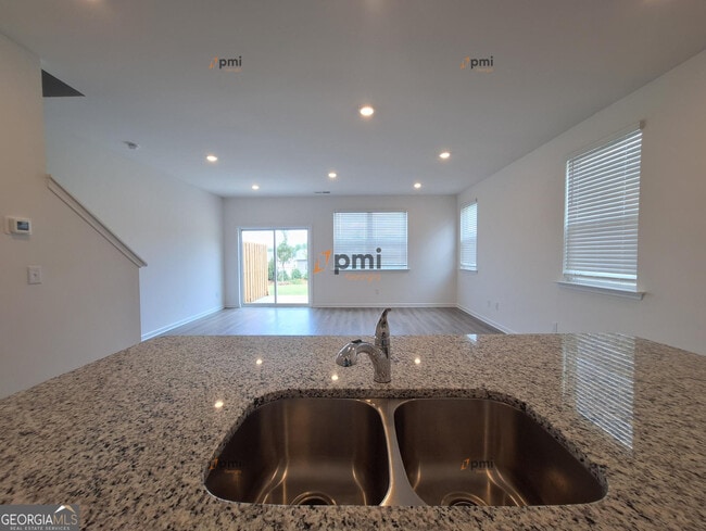 Building Photo - 285 Kenoot Dr