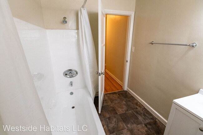 Building Photo - 1 br, 1 bath Apartment - 410 Veteran Avenue