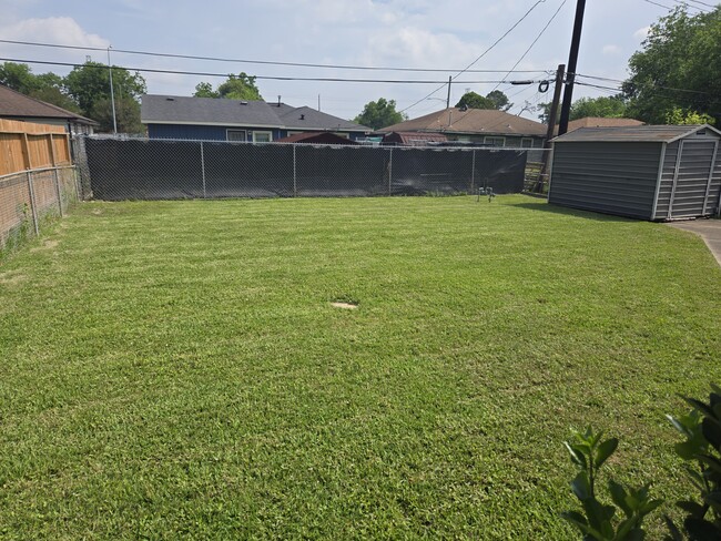 Spacious back yard - 3029 Corksie St