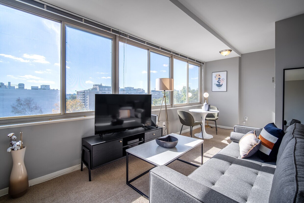Foto principal - 925 25th St NW