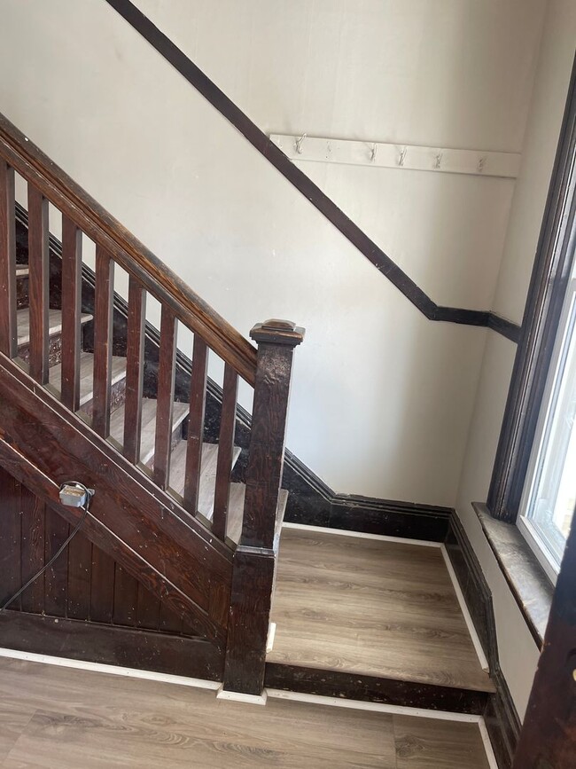 Building Photo - Large renovated house