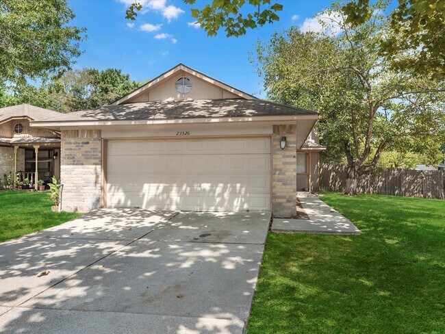 Foto del edificio - 23526 Tree House Ln