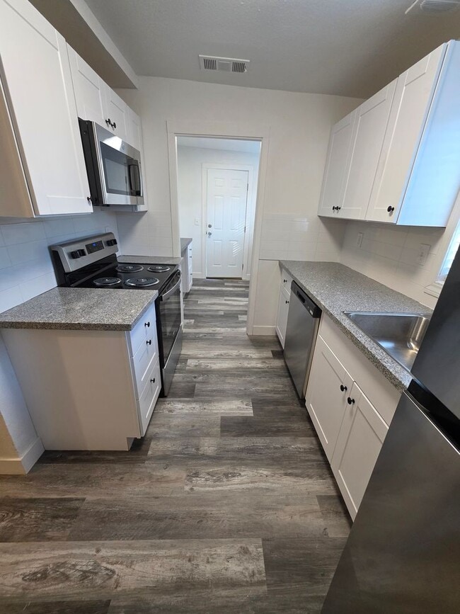 Building Photo - FULLY REMOELED 2 BED 1 BATH HOUSE READY NOW!