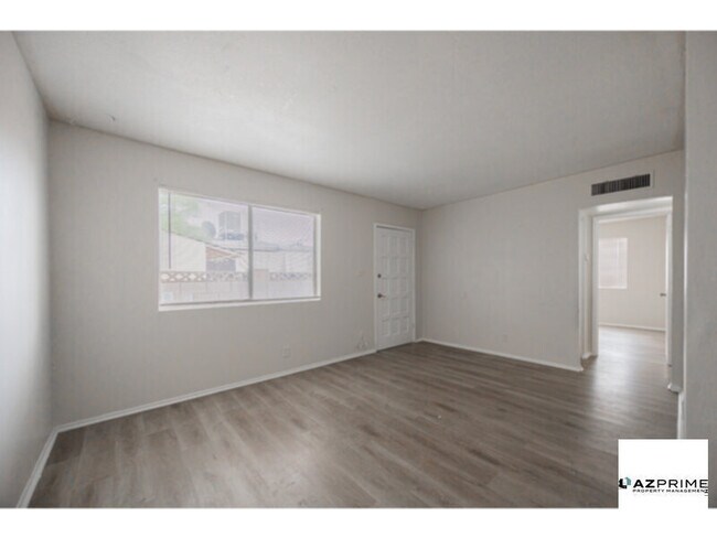 Foto del edificio - Discover Urban Sophistication in this Charming 2/1 Mesa 4-plex Unit!