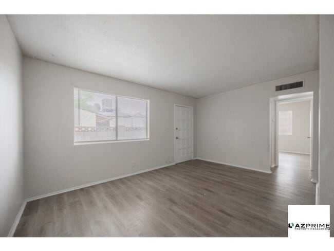 Building Photo - FIRST MONTH FREE RENT MOVE IN SPECIAL!  Discover Urban Sophistication in this Charming 2/1 Mesa 4-pl
