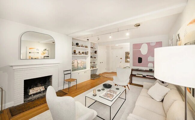 Foto del edificio - 66 W 12th St
