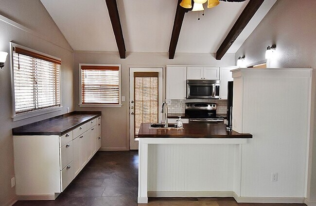 Building Photo - Beautifully Updated 1/1 Cabin Close to the...