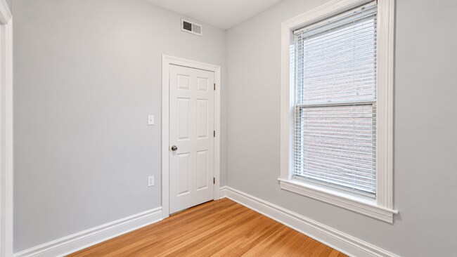 Foto del edificio - 2833 N Albany Ave