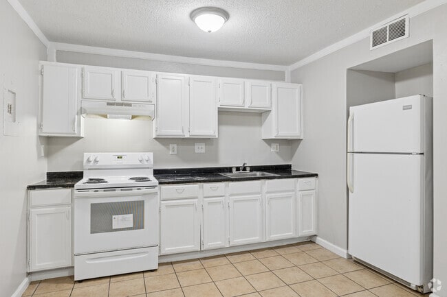 3BR, 2BA - 1,075SF - Kitchen - Silverstone