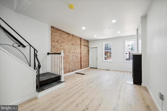 Building Photo - 1853 Tulip St