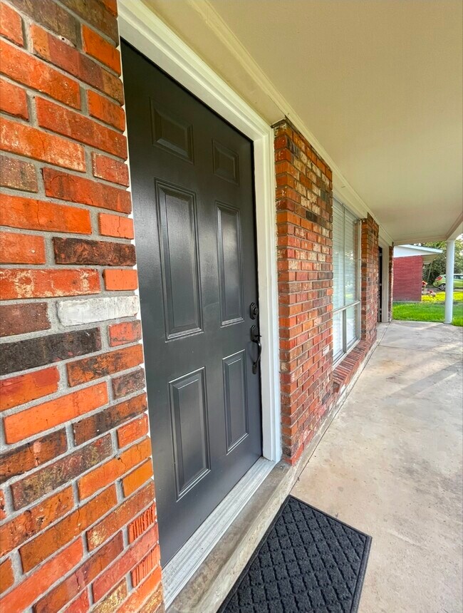 Building Photo - 15905 Waycross Dr
