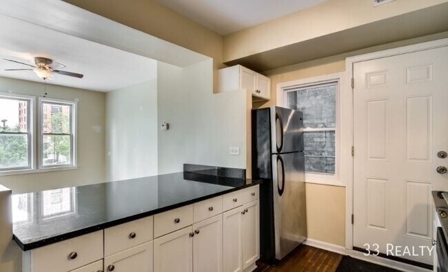 Foto del edificio - Awesome Rehabbed One Bed in Lakeview! Pet ...