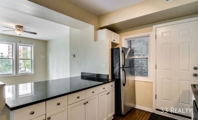 Building Photo - Awesome Rehabbed One Bed in Lakeview! Pet ...