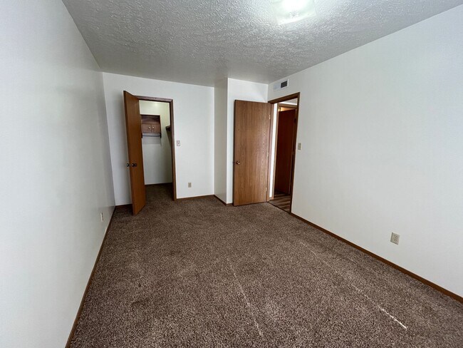 Building Photo - 433-7 HAMPTON PLACE