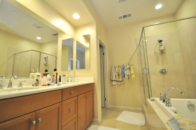 Foto del edificio - AVAILABLE JULY~ WONDERFUL CARMEL VALLEY 2BD/2.5BA CONDO! Only $3,595/mo!