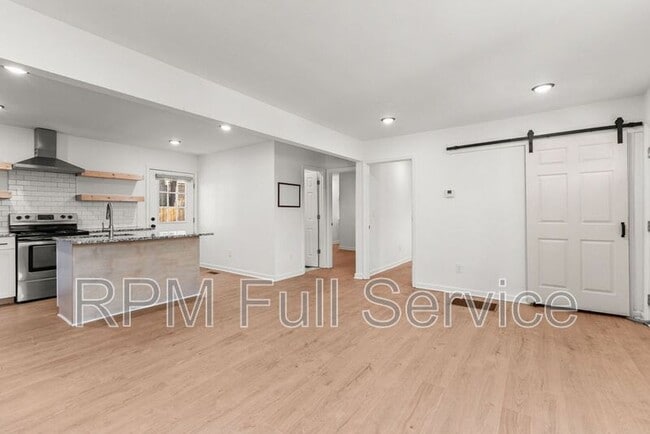 Building Photo - 2134 25th Ave N