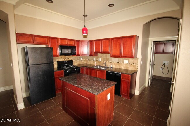 Building Photo - 812 Desert Sky Dr