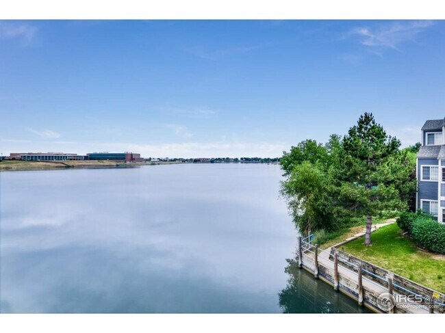 Vista al lago desde la ventana de apartamento - 6850 Xavier Cir