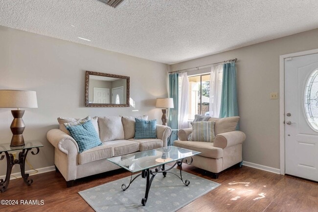 Building Photo - 303 Plaza Village Dr