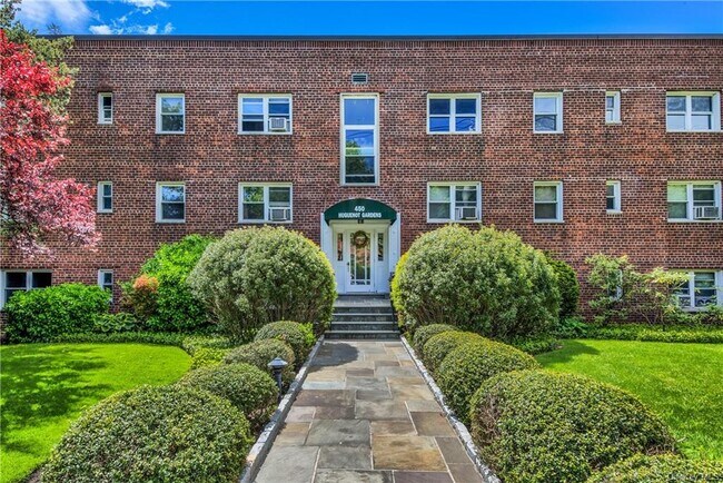 Building Photo - 450 Pelham Rd