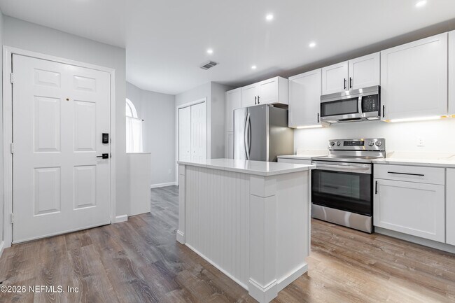Building Photo - 8118 Baymeadows Cir E