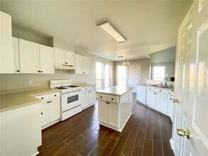 Building Photo - 6638 Chantalle Dr