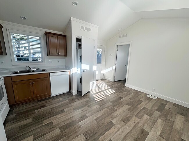 Foto del edificio - 8531 Kittyhawk Ave